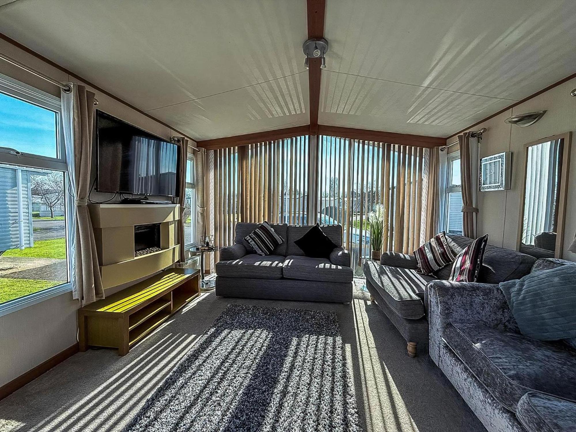 Stunning 6 Berth Caravan With Decking At Southview Holiday Park Ref 33175V Skegness Exterior photo