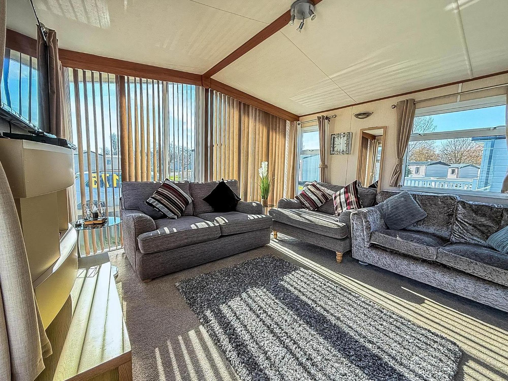Stunning 6 Berth Caravan With Decking At Southview Holiday Park Ref 33175V Skegness Exterior photo
